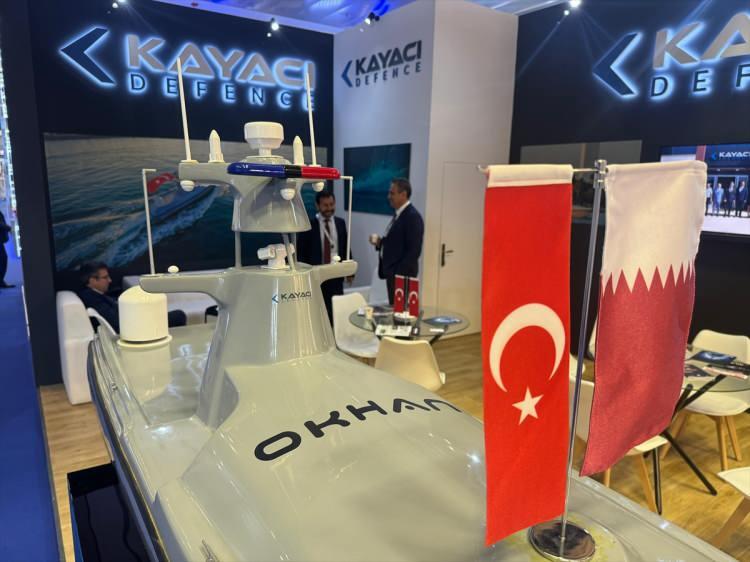<p>Kayacı Savunma, Katar'daki 8. Doha Uluslararası Deniz Savunma Fuarı ve Konferansı'nda (DIMDEX 2024) insansız su üstü aracı OKHAN'ı sergiledi.</p>
