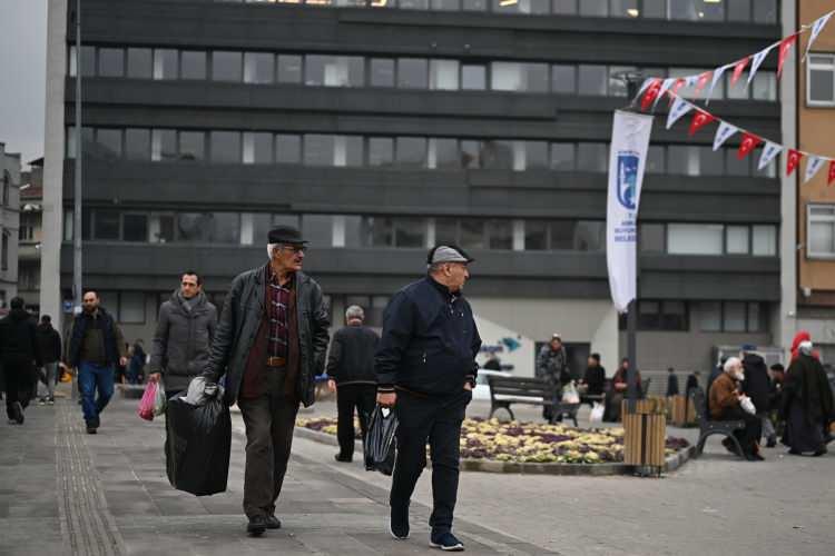 <p>Adrese Dayalı Nüfus Kayıt Sistemi (ADNKS) sonuçlarına göre 31 Aralık 2023 tarihi itibarıyla, kadın nüfus 42 milyon 638 bin 306 kişi, erkek nüfus 42 milyon 734 bin 71 kişi oldu.</p>
<p> </p>