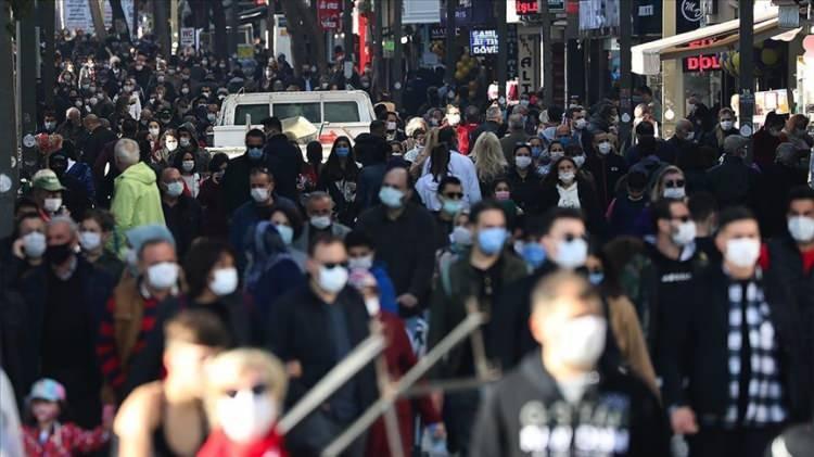 <p>Buna göre, erkeklerin doğuşta sağlıklı yaşam süresinin kadınlardan 2,7 yıl daha uzun olduğu görüldü.</p>