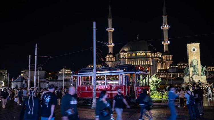 <p>Hanehalkı İşgücü Araştırması sonuçlarına göre 2022 yılında 15 ve daha yukarı yaştaki nüfusun işgücüne katılma oranının %53,1 olduğu görüldü. Bu oran kadınlarda %35,1, erkeklerde ise %71,4 oldu.<br />
</p>