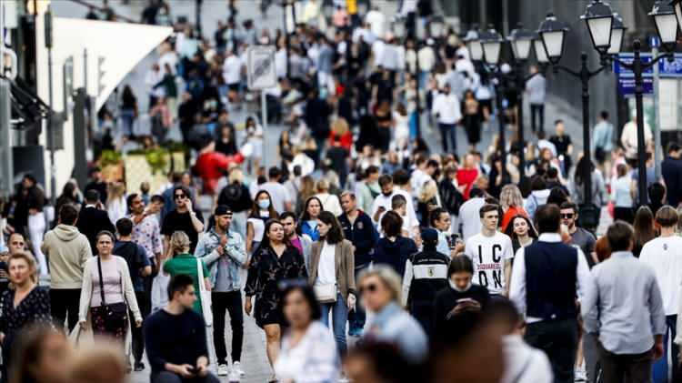 <p>Okuryazar olmayan kadınların işgücüne katılma oranı %13,9, lise altı eğitimli kadınların işgücüne katılma oranı %27,1, lise mezunu kadınların işgücüne katılma oranı %36,1, mesleki veya teknik lise mezunu kadınların işgücüne katılma oranı %43,0 iken, yükseköğretim mezunu kadınların işgücüne katılma oranı %68,8 oldu.</p>