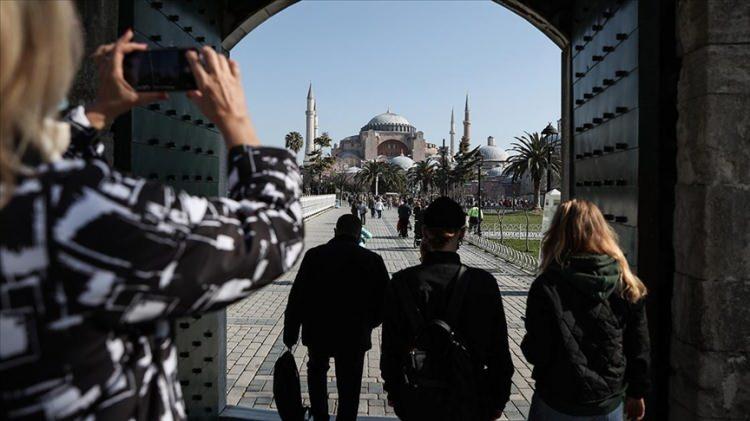 <div>Hanehalkı İşgücü Araştırması sonuçlarına göre hanesinde 3 yaşın altında çocuğu olan 25-49 yaş grubundaki bireylerin istihdam oranı, 2014 yılında %59,8 iken 2022 yılında %60,5 oldu. Bu oran cinsiyete göre incelendiğinde, 2022 yılında hanesinde 3 yaşın altında çocuğu olan 25-49 yaş grubundaki kadınların istihdam oranının %28,0, erkeklerin istihdam oranının ise %90,5 olduğu görüldü.</div>

<div> </div>
