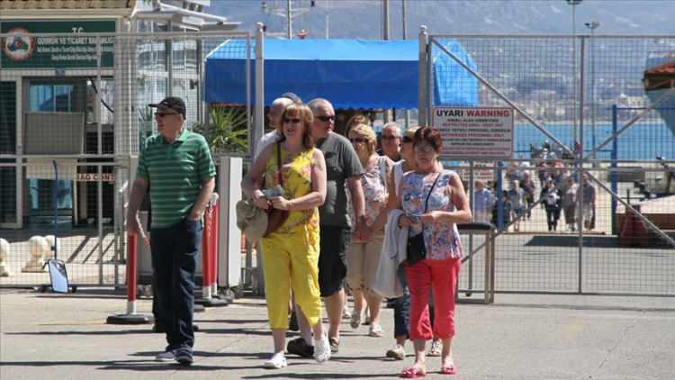 <p> Kazanç Yapısı İstatistiklerine göre, yıllık ortalama brüt ücret-maaş ile hesaplanan gösterge için en yüksek fark %17,1 ile yükseköğretim mezunlarında, en düşük fark %12,4 ile yine ilkokul ve altı mezunlarda gerçekleşti.</p>
