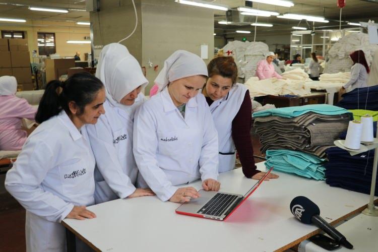 <p>Türkiye’de kadın istihdamının neden düşük olduğuna yönelik yapılan araştırmalardan çıkan önemli sonuçlardan biri, kadınların çocuklarına bakmak zorunda kalmaları, çocuklarını emanet edebilecekleri güvenilir kreş – yurt bulamamaları, bakıcı veya kreşe verecek ekonomik güçlerinin olmaması görünüyor. Hem merkezi hükümetin hem de belediyelerin ailelerin kolay ulaşabileceği mesafelerde kreş hizmeti sunması kadın istihdamına, dolayısıyla ailelerin refahına olumlu yansıyacaktır.</p>