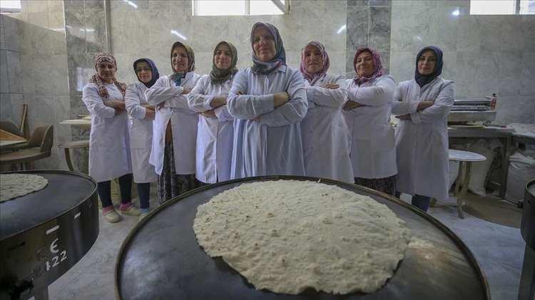<p>Üç yaşını doldurmamış çocuğu evlat edinen eşlerden birine veya evlat edinen eşe, çocuğun aileye teslim edildiği tarihten itibaren 8 hafta analık izni kullandırılır.</p>
<p> </p>