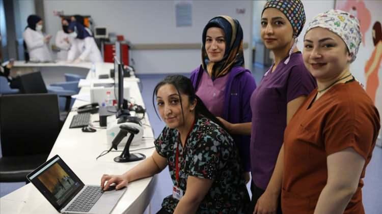 <p>Kadın işçilere bir yaşından küçük çocuklarını emzirmeleri için günde 1.5 saat süt izni verilir. Kadın memurlara ise analık izin süresinin bitiminden itibaren ilk altı ayda günde 3 saat, ikinci altı ayda günde 1.5 saat süt izni kullandırılır.</p>
<p> </p>