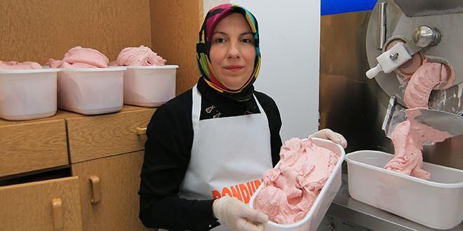 <p>2016 yılında çıkartılan kanunla kadın işçi ve memurlara, çocuk okula başlayıncaya kadar yarım zamanlı çalışma hakkı tanındı. İşçiler bu hakkı kullanmaya başladı. Hangi memurların bu haktan yararlanabileceğine ilişkin yönetmelik yayımlanamadığı için, uygulama memurlarda henüz hayata geçirilemedi.</p>