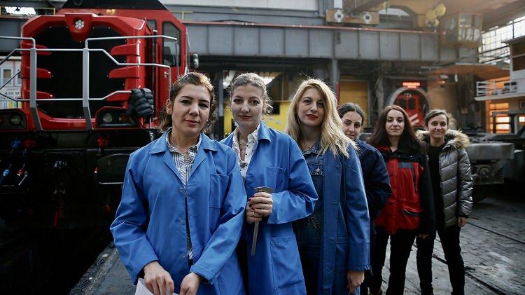 <p>İşçi, memur, esnaf statüsündeki kadınlar, doğumdan sonra boşta geçen sürelerinin 2 yıla kadar olan kısmı için borçlanma yapabiliyor. Borçlanma hakkı, 3 çocuğa kadar kullanılabiliyor. Üç çocuğu bulunan anne, boşta geçen sürelerinin toplam 6 yıla kadar olan kısmı için doğum borçlanması yapabilir.</p>
<p> </p>