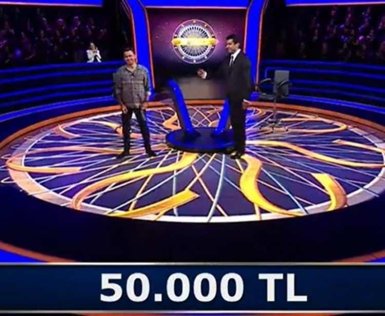 <p>Seyirci kurbanı olan Hakan Aydoğan, "Benim de aklımda yeşil, mavi, kırmızı gibi kalmıştı. Seyirci de &ouml;yle s&ouml;yleyince direkt ona y&ouml;neldim. Sağlık olsun. Sizinle tanışmak &ccedil;ok g&uuml;zeldi" ifadelerini kullandı.</p>

<p>&nbsp;</p>
