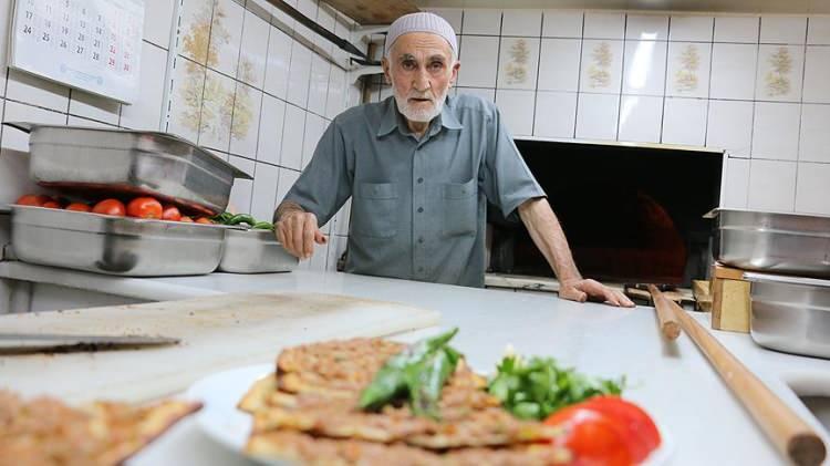 <p>Yunanların etli ekmeği sahiplenmesine şaşırmadığını ifade eden Burak Yücetağ, “Daha önceki yıllarda bazı yemeklerimizi sahiplenmeye çalışmışlardı. Hatta dün kokoreçi de sahiplenmişler. Bu gidişle Türkiye’yi sahiplenme düşünceleri olacak gibi duruyor. Ama öyle bir durumda yıllar önce aldıkları cevabı tekrar alırlar diye düşünüyoruz. Türk milleti olarak lezzetimizle her zaman ön plandayız. Sivas için de etli ekmek çok meşhur bir yiyecek” ifadelerine yer verdi.</p>

<p> </p>
