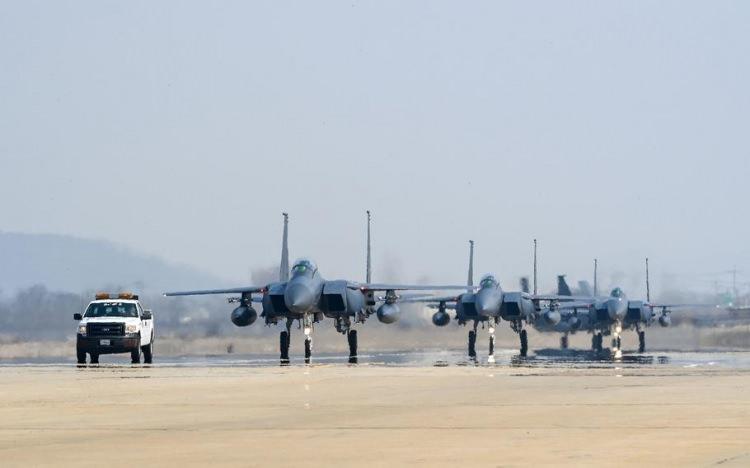 <p class="MsoNormal">ABD Kore Kuvvetleri’nden yapılan açıklamada, 14 Mart’a kadar sürecek tatbikat çerçevesinde 48 saha eğitimi ile bombalama ve füze savunma eğitimlerinin gerçekleştirileceği belirtilmişti. Tatbikat süresince nükleer saldırı karşıtı operasyonlara odaklanılacağı kaydedilirken, ABD ve Güney Kore ordularının kara, deniz, hava ve uzay varlıklarından yararlanarak çok boyutlu askeri operasyonlar sahneleyeceği ifade edilmişti.<o:p></o:p></p>
