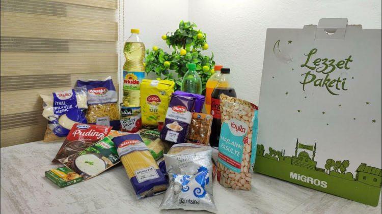 <p>Migros, 4 kişilik bir ailenin iftar sofrası için ihtiyaç duyabileceği 13 ürünün bulunduğu Ramazan Bereket Paketi'ni 279,95 liradan, 23 adet ürünün yer aldığı Ramazan Lezzet Paketi'ni de 499,95 liradan satıyor.</p>