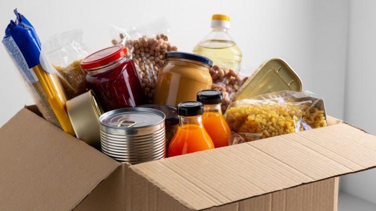 <p><strong>MARKETLERDE RAMAZAN ÖNCESİ İNDİRİM HAREKETLİLİĞİ-</strong></p>

<p> </p>

<p>Happy Center da diğer zincir marketler gibi ramazan paketlerini avantajlı fırsatlarla müşterilerine sunuyor. Firma, 4 farklı paket seçeneğiyle 11 üründen oluşan ramazan kolisini 395 liradan, 17 üründen oluşan üç tip koliyi de 695 lira, 795 lira ve 995 liradan satıyor.</p>
