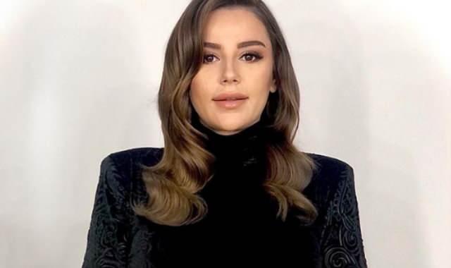 <p><span style="color:#8B4513"><strong>Gündeş'in teklifi kabul eden Özbey, daha sonra </strong></span><span style="color:#000000"><strong>Demet Akalın, Bengü, Özcan Deniz, Ferman Toprak, Utku </strong></span><span style="color:#8B4513"><strong>ve </strong></span><span style="color:#000000"><strong>Yaşar İpek</strong></span><span style="color:#8B4513"><strong> gibi isimlere de vokallik yaptı.</strong></span></p>