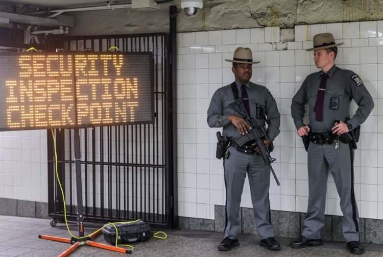 <p>Şehrin sakinleri, işe gidiş ve dönüş saatlerinde, New York metrosunun en işlek noktalarından Grand Central, Porth Authority, Union Square gibi istasyonlarda kamuflajları ve uzun namlulu silahlarıyla görev yapan askerlerle karşılaştı.</p>
