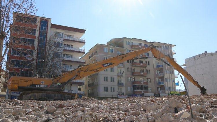 <p>Kahramanmaraş'ta 6 Şubat 2022 tarihinde yaşanan depremlerin ardından binaların yıkımı için kullanılan makas aracı operatörlerine sunulan 300 bin liraya kadar yüksek maaş teklifine rağmen eleman bulunamıyor.</p>
