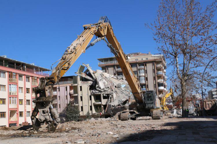 <p>Özellikle depremler sonrası binaların yıkımında kritik bir rol oynayan makasın 20 milyon liralık bir değere sahip olduğunu belirten hafriyat firması sahibi Kazım Üstün, saha çalışmalarının devam ettiğini ancak operatör bulunamadığı için makasın boşta beklediğini ifade etti.</p>