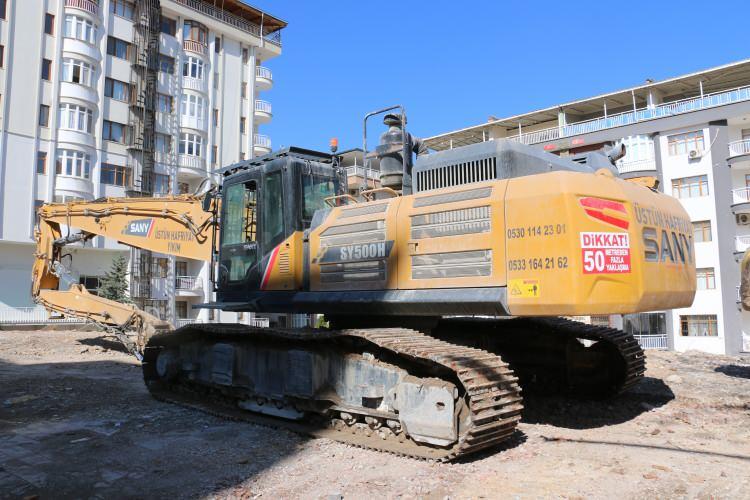<p>Bölgede yaşanan acil ihtiyaçların karşılanması için önemli bir araç olan makasın operatörlerinin bulunamamasının saha çalışmalarını aksattığını dile getiren Üstün, makinenin boşta beklemesinin hem maddi zarara hem de zaman kaybına yol açtığını kaydetti.</p>