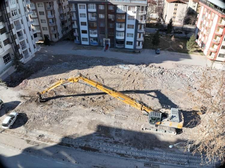 <p>20 yıldır sahada çalıştıklarını ifade eden firma sahibi Kazım Üstün, "6 Şubat Kahramanmaraş merkezli depremlerden dolayı ilk günden bu yana sahadayız ve çalışmalarımız devam ediyor. Bu anlamda çok büyük yatırımlar da yaptık.</p>