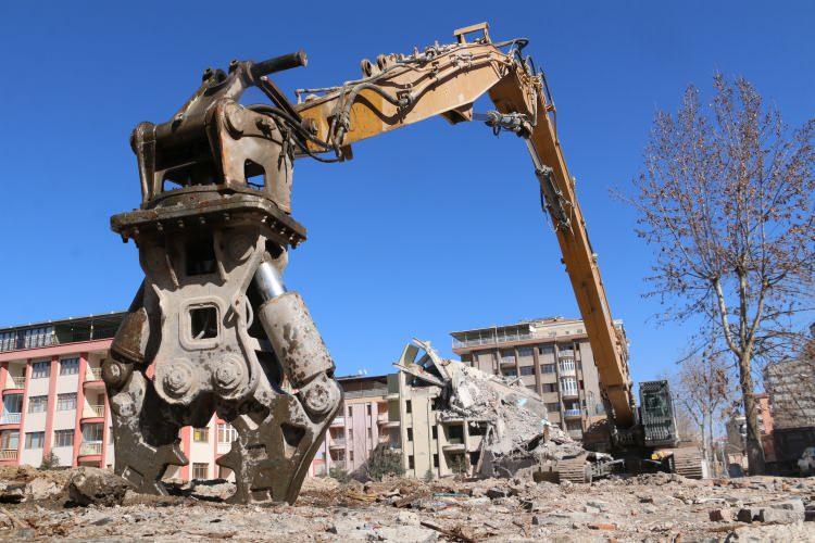 <p>Depremlerden sonra binaların yıkım aracı makas çıktı. Bugünkü değeri 20 milyon lira olan makasa operatör bulamıyoruz ve makinemiz yatıyor. Makas operatörüne aylık 300 bin lira maaş veriyoruz ama operatör bulamıyoruz. Makasımız da görüldüğü üzere boşta bekliyor. Eleman yetişmiyor. Bizim de anlam veremediğimiz bir olay" dedi.</p>