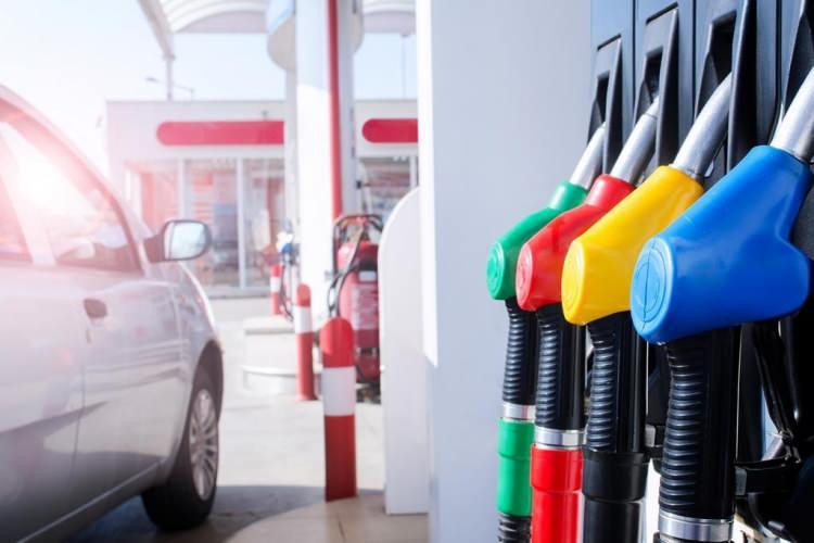 <p><strong>AKARYAKIT FİYATLARI NASIL HESAPLANIYOR?</strong></p>
<p>Türkiye'de benzin ve motorin fiyatları hesaplanırken; Gümrüksüz rafineri fiyatına ÖTV ve EPDK payının eklenmesiyle KDV hariç rafineri satış fiyatı bulunuyor.</p>
<p>Gümrüksüz rafineri fiyatı hesaplanırken ise, Akdeniz-İtalyan piyasasında yayınlanan günlük CIF Akdeniz ürün fiyatları ve günlük dolar kuru takip edilerek, belli bir fiyat değişim farkında gümrüksüz rafineri tavan satış fiyatı elde ediliyor.</p>
<p> </p>