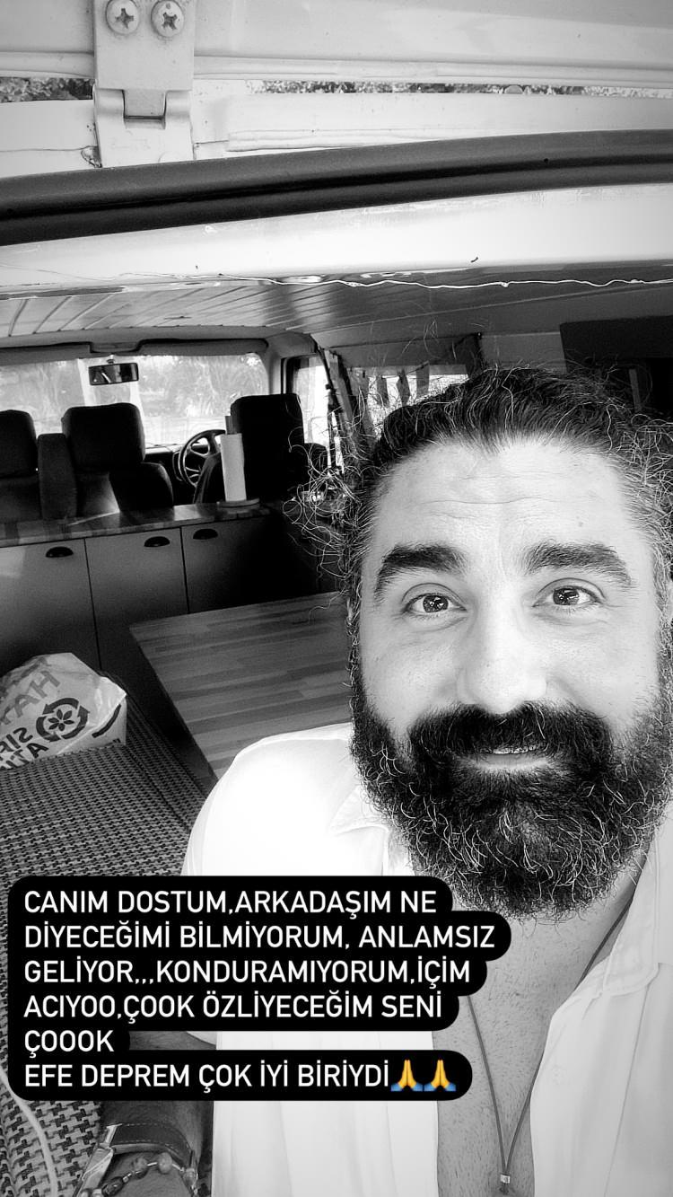 <p><span style="color:#000000"><strong>CEYHUN FERSOY</strong></span></p>
<p>Efe Deprem ile Seksenler dizisinde rol arkadaşı olan Ceyhun Fersoy ise paylaşımına<em><strong> "Canım dostum, arkadaşım ne diyeceğimi bilemiyorum. Anlamsız geliyor, konduramıyorum. İçim acıyor, çok özleyeceğim seni çok. Efe Deprem iyi biriydi"</strong></em> mesajını yazdı.</p>