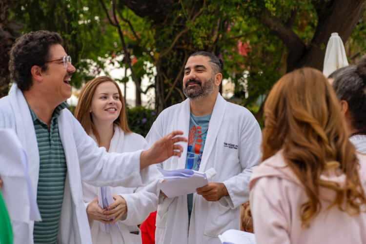 <p>Birçok popüler filmin yanı sıra dizi sektöründe de başarılı yapımlara imza atan Efe Deprem, Galata Perform'da da 35 hafta sahne almıştır. </p>
