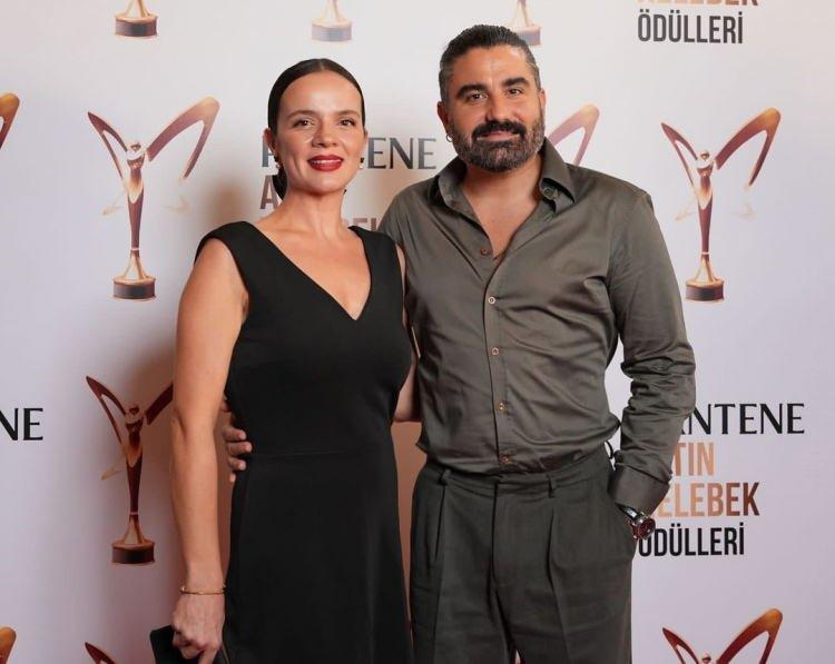 <p>Kendisi gibi oyuncu olan&nbsp;Burcu Altın ile 2019 yılında d&uuml;nyaevine giren &uuml;nl&uuml; oyuncu&nbsp;2020 yılında da bebeğini kucağına alarak ilk kez baba olmanın verdiği mutluluğu yaşamıştır.&nbsp;</p>

