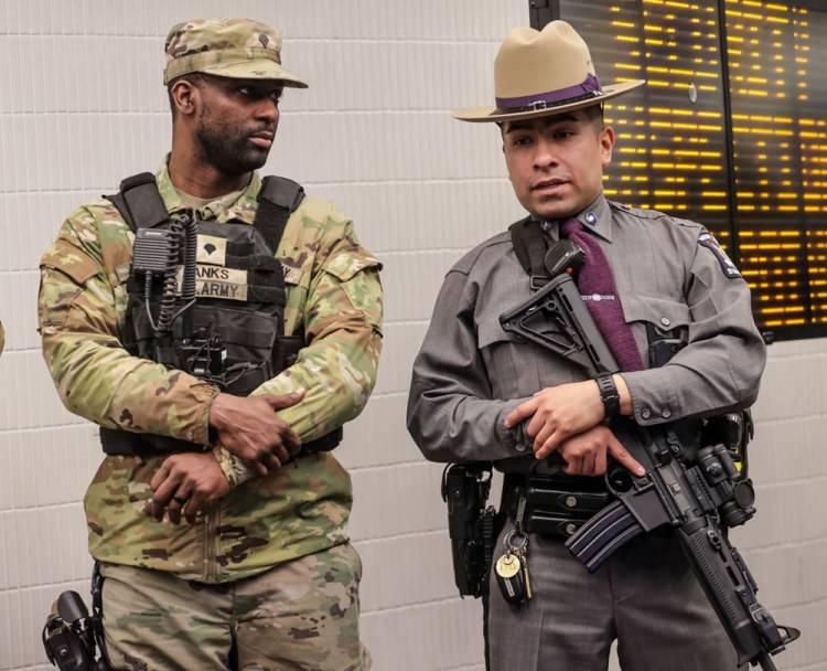 <p>Turnike girişlerinde yoğun güvenlik önlemleri alan New York Ulusal Muhafızları, bazı kişileri durdurarak çantalarını ve üstlerini aradı.</p>
