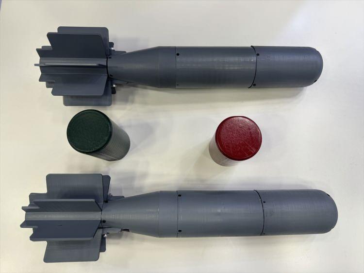 <p>Kamikaze dronlara ve dronlardan serbest düşüm yöntemiyle atılan havan mermilerine alternatif olarak geliştirilen DROKET, dron ve roketlerin yeteneklerini birleştiriyor olması dolayısıyla bu şekilde isimlendirildi.</p>

<p> </p>
