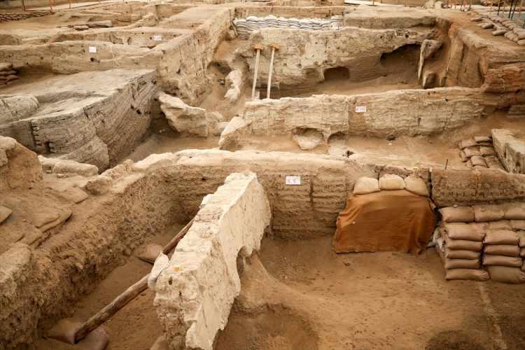 <p>Konya'nın Çumra ilçesinde yer alan, Neolitik dönemde yaklaşık 8 bin kişinin bir arada yaşadığı Çatalhöyük'te, üstten girilen, birbirlerine bitişik kerpiç evlerin bulunduğu "Mekan 66" olarak adlandırılan alanda fırın yapısı keşfedildi.</p>
