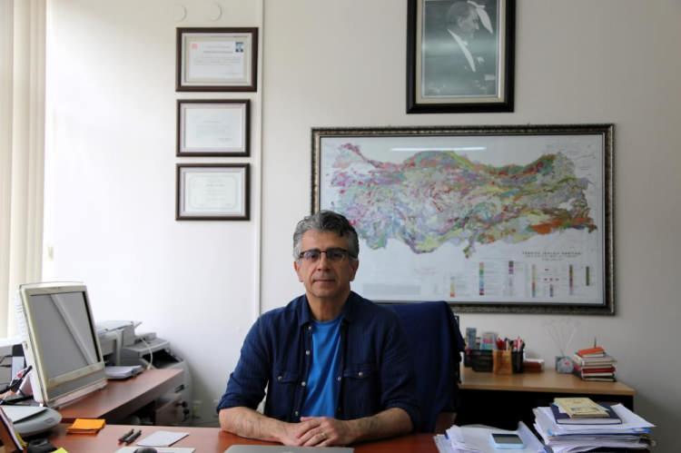 <p><strong>SİVAS ŞEHİR MERKEZİNDE FAY OLABİLİR</strong></p>

<p>Sivas kent merkezi i&ccedil;inde a&ccedil;ıklama yapan Prof. Dr. Kavak, &ldquo;Kahramanmaraş depremlerinin kent merkezinde gevşek al&uuml;vyon birimlerinin bulunduğu Kızılırmak&rsquo;ın yatağına yakın olan &ouml;zellikle Kardeşler Mahallesindeki binalarda &ouml;nemli sıkıntılar oluşturabileceğine dair kanıtları bize g&ouml;sterdi.&nbsp;</p>
