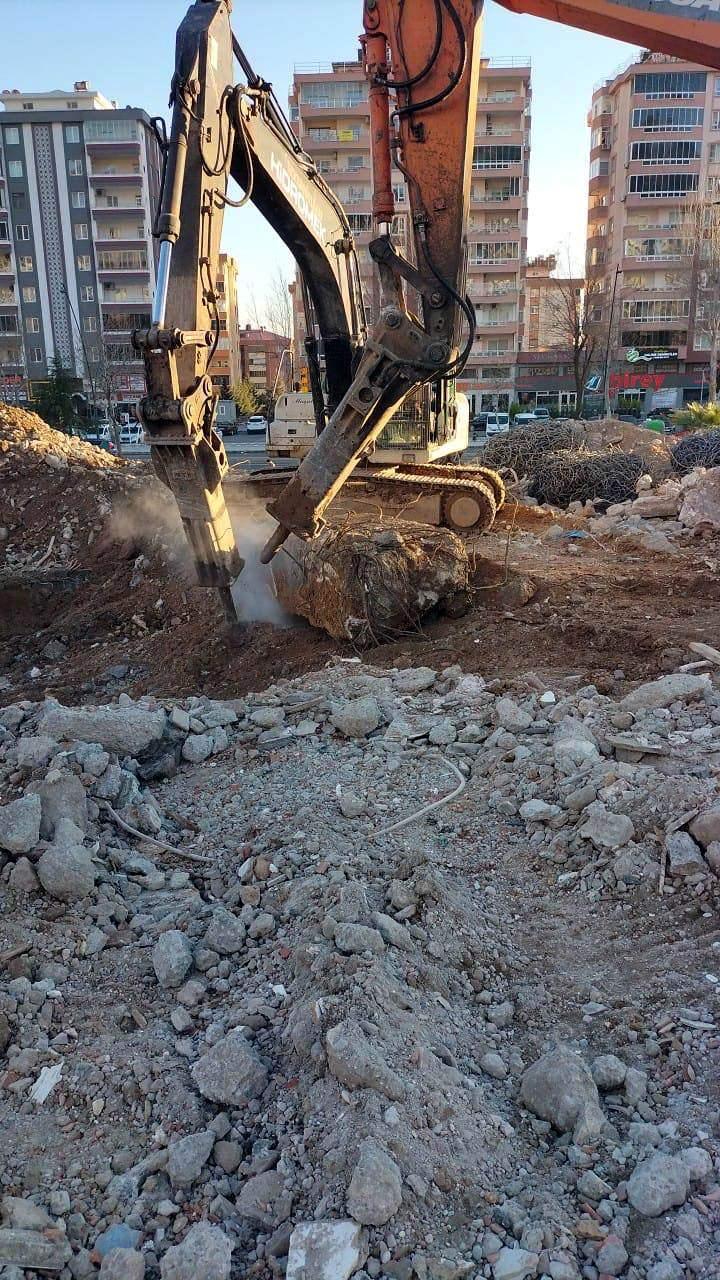 <p>Rapor, yargılamanın devam ettiği Kahramanmaraş 4’üncü Ağır Ceza Mahkemesi’ndeki dava dosyasına da girdi. Betonun hangi tarihte ve kimler tarafından kesildiği yargılama sürecinde ortaya çıkacak.</p>

<p> </p>

