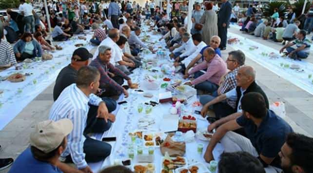 <p>Adana, Antalya, Gaziantep, Hakkari, Hatay, İzmir, Kilis, Mardin, Muğla, Şanlıurfa, Şırnak ve Van'da ise 13 saat 20 dakika ile en kısa oru&ccedil; tutulacağını bildirdi.</p>
