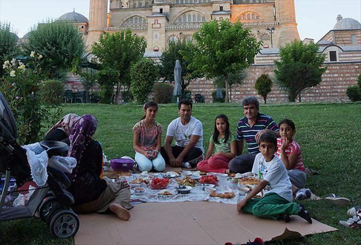 <p>Eren, ramazanın son g&uuml;n&uuml;nde ekinokstan 20 g&uuml;n uzaklaşıldığı i&ccedil;in en uzun ve kısa oru&ccedil; tutan şehirlerin tekrar Sinop ve Hatay olacağını kaydetti</p>

<p>&nbsp;</p>
