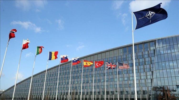 <p><strong>NATO ÜLKELERİ DE KABUL ETTİ</strong></p>
<p> </p>
<p>NATO ülkeleri, savaş uçaklarının bölgenin güvenliğinde oynadığı önemli rolü kabul ettiler. Ukrayna'ya Hollanda, Danimarka ve Norveç tarafından altmış adet ikinci el F-16 savaş uçağı teklif edildi. Geçen yıl Danimarka, Amerika Birleşik Devletleri ve Birleşik Krallık Ukraynalı pilotları eğitmeye başladı.</p>