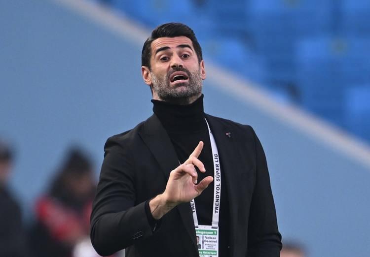 <p>Süper Lig'de 1 yıl barajını aşan sadece iki teknik direktör yer aldı.</p>