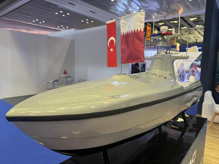 <p>İnsansız su üstü aracı OKHAN, 2 yıldır süren deniz testlerinin ardından Türkiye ve uluslararası pazarlarda göreve hazırlanıyor.</p>
