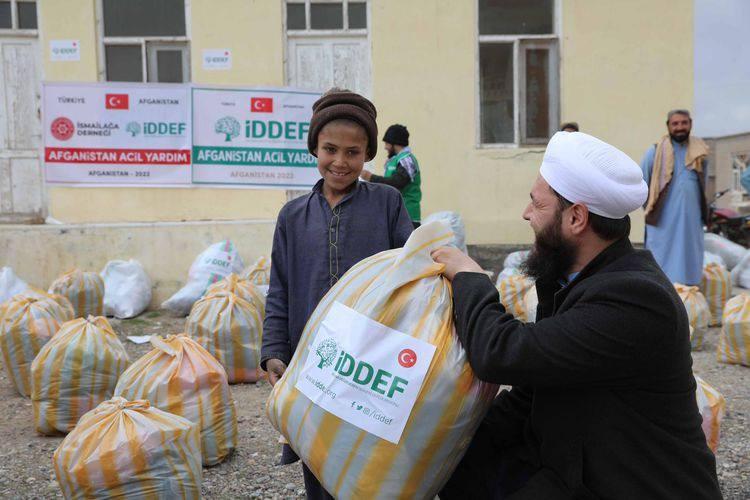 <p>Dernek, zekat, fitre, fidye, kumanya, iftarlık ve diğer yardımları, T&uuml;rkiye, Afrika, Asya, Orta Doğu ve Balkanlar'daki ihtiya&ccedil; sahiplerine, kuraklık, a&ccedil;lık ve i&ccedil; savaş yaşayan &uuml;lkelere, medreselerde &uuml;cretsiz eğitim g&ouml;ren &ouml;ğrenciler ile onların yoksul ailelerine g&ouml;nderecek.</p>
