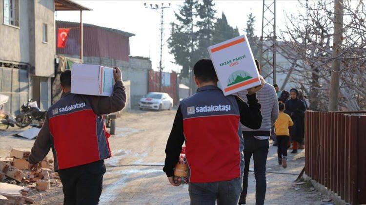 <p>Sadakataşı Derneği, Filistin başta olmak &uuml;zere 29 &uuml;lkede ihtiya&ccedil; sahiplerine bağışları ulaştıracak, T&uuml;rkiye'de depremden etkilenen, 29 ilde yaşayan binlerce aileye 1000'er lira değerinde market kartı dağıtacak.</p>
