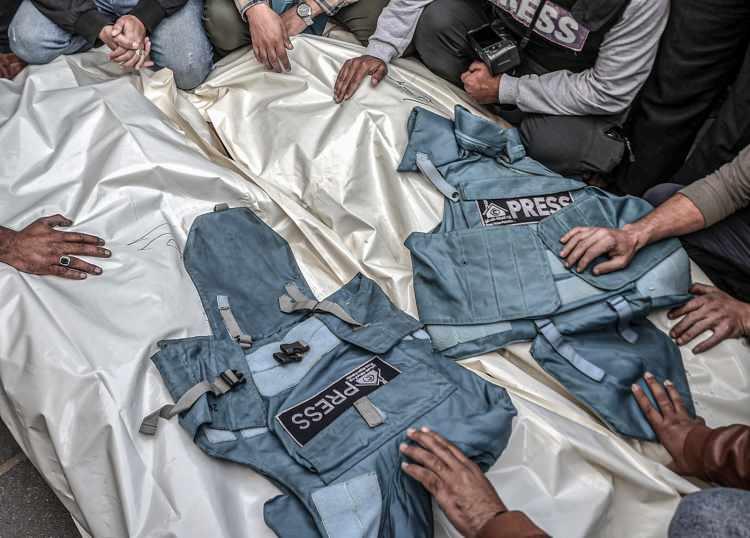 <p>İsrail'in saldırıları nedeniyle yerlerinden edilen y&uuml;z binlerce mazlumun sığındığı Refah kenti; suya, gıdaya, ilaca ve tıbbi yardıma acil ihtiya&ccedil; duyuyor.</p>

<p>Yaşanan insani krizi hafifletmek ve mazlumlara yardım etmek i&ccedil;in Uluslararası Medya Enformasyon Derneği (UMED), "Sen de harekete ge&ccedil;" başlığıyla acil yardım kampanyası başlattı. İnsani krizin her ge&ccedil;en an derinleştiği b&ouml;lgedeki gelişmeleri d&uuml;nyaya duyurmaya &ccedil;alışan Filistinli gazetecilere de kampanya &ccedil;er&ccedil;evesinde yardım eli uzatılacak.</p>
