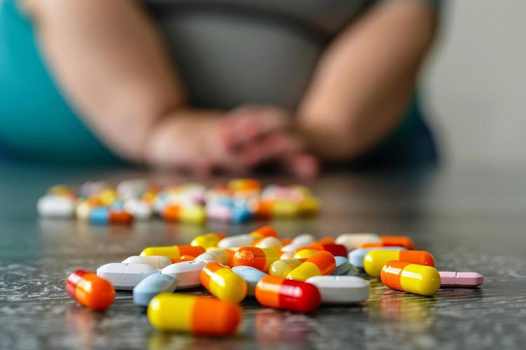 <p>Dr. Kaplan, Türkiye’de her 3 kişiden birisinin obez olduğunu aktararak, “Obezite, dünyada ve ülkemizde sıklığı giderek artmakta olan çok ciddi bir halk sağlığı problemi haline gelmiştir. Maalesef günümüzde ciddi problemlere yol açmaktadır. Vücut kitle endeksi parametrelerini kullanarak bunu hesaplıyoruz. Vücut kitle endeksi 18.5-25 arası normal kilolu, 25-30 arası kilolu gruba girerken 30’un üzerine çıktığı zaman biz obeziteden bahsediyoruz. 30-35 arası sınıf 1, 35-40 arası sınıf 2, 40’ın üzeri ise artık sınıf 3 obeziteye girmektedir” ifadelerini kullandı.</p>
