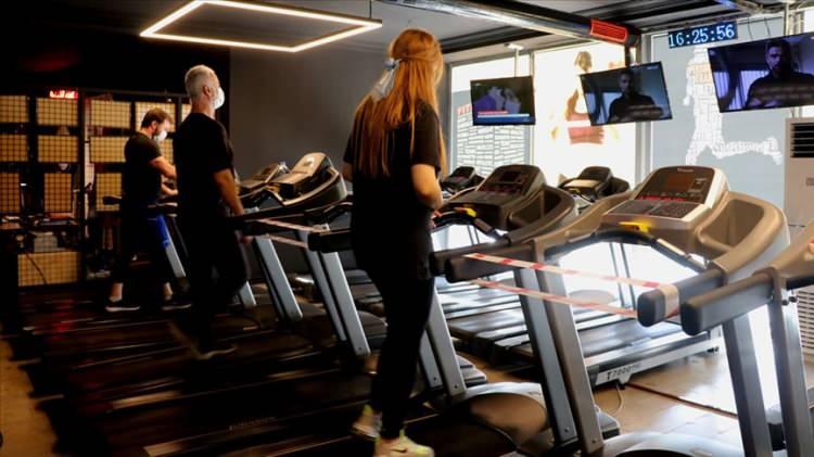 <p>Obezitenin birçok hastalığa davetiye çıkardığını vurgulayan Dr. Kaplan, “Obezitenin eşlik ettiği bir sürü hastalık var maalesef. En sık sebep olduğu hastalıklar, hipertansiyon, diyabet, uyku apne hastalığı ve kanser türleri. Obeziteyi tedavi ederek bu hastalıklardan, hastalarımızı korumuş oluyoruz. Obezitede ise önce düzenli beslenme ve spor öneriyoruz. Eğer bunlardan çözüm bulamazsak ameliyata yöneliyoruz” dedi.</p>