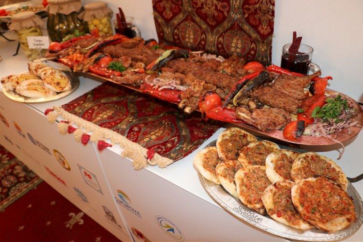 <p><strong>"ADANA’NIN MUTFAĞI ZENGİN"</strong></p>
<p><br />
Adana’nın Türkiye’nin en obez ili olduğunu kaydeden Op. Dr. Kuntay Kaplan, daha sonra şunları söyledi:</p>