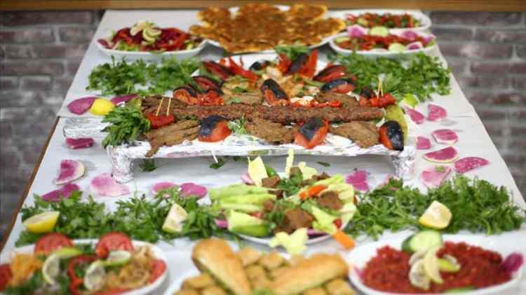 <p>Birbirinden lezzetli yemeklerin olduğu, gece yemek kültürünün yaygın olduğu Adana’da ise uzmanlar vatandaşları spor yapmaları konusunda uyardı.</p>