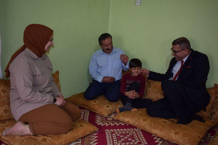 <p>Öğretmen Pınar Aktaş, “Köye geldiğimde 2 saatlik bir mesafenin olduğunu gördüm. Okula geldiğimde de farklı bir şaşkınlık içerisindeydim. Okulda sadece 1 öğrenci vardı. Daha öncelerde görev yaptığım okullarda kalabalık sınıflar vardı. Tabii ki o da farklı bir deneyim ama bir öğrencinin olması çok farklı bir deneyim. Eğitim konusunda daha farklı üzerine düştüm. Eğitiminden kesinlikle geri çekilmedim, daha çok önem verdim. Öğrencimin hem öğretmeni hem okul arkadaşıyım. Öğrencimle badminton, satranç, futbol tarzı oyunları oynuyoruz. Teneffüslerimizi bu şekilde değerlendirebiliyoruz. Ders işlerken eğlenceli hale getirmeye çalışıyorum. Okuldan soğumamasını sağlıyorum. Sabah sobayı yakıyorum. İsmail’in gelmesini bekliyorum. O geldikten sonra dersimizi işliyoruz. Bazen olumsuz hava koşulları olabiliyor. O zaman da evine giderek ona ders veriyorum. Orada eksikliğini tamamlamaya çalışıyorum. İsmail neşeli, çalışkan, söylenenleri çabuk kavrayabilen bir öğrenci. İleride güzel bir yerde olacağını düşünüyorum. Burada tek öğretmen olduğum için önem veriliyor. Biz birer aile gibi olduk. Öğretmenden ziyade abla da oldum, arkadaş da oldum. Bu sayede aileyle de çok samimi olduk” diye konuştu.</p>