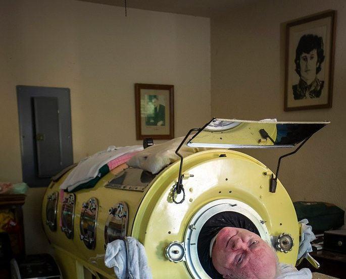 <p>"Polio Paul" olarak bilinen Paul Alexander, 72 yıl içinde yaşadığı kapsülde hayatını kaybetti.</p>

<p> </p>

<p>"Polio Paul" olarak bilinen Paul Alexander, 1952 yazında altı yaşındayken viral hastalığa yakalandı ve boynundan aşağısı felç oldu.</p>
