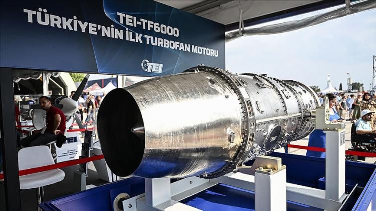 <p>TEI son olarak Mart 2024'te Türkiye'nin ilk askeri turbofan motoru TEI-TF6000'i çalıştırdı. İnsansız savaş uçakları KIZILELMA ve ANKA-III'e güç verecek TEI-TF6000, milli muharip uçak KAAN'ın motoruna giden yolu açacak.</p>
<p>TEI, bu motorlardan TEI-TJ90, TEI-PG115, TEI-PD155, TEI-PD170, T700-TEI-701D, TEI-PG50, TEI-TS1400 kullanılacakları platformlarla uçuş gerçekleştirmeyi başardı.</p>
<p>TEI-TJ90, TEI-PG115, TEI-PD155, TEI-PD170, T700-TEI-701D, TEI-PG50 motorlarında seri üretime geçildi.</p>