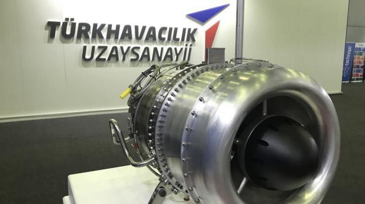<p><span style="color:#B22222"><strong>MİLLİ HELİKOPTER MOTORU BİRÇOK KAZANIM GETİRDİ-</strong></span></p>
<p> </p>
<p>TEI, genel maksat helikopteri GÖKBEY için Türkiye'nin ilk milli helikopter motoru TEI-TS1400'ü geliştirdi. 1660 beygire kadar güç üretme kapasitesine sahip motorun üretiminde imalat ve malzeme teknolojileri alanlarında TEI pek çok ilke imza attı. Türkiye'de ilk tek kristal türbin kanadı üretimini gerçekleştiren şirket, ilk kez nikel ve titanyum alaşımları için havacılık kalitesinde dövme teknolojisi geliştirdi. GÖKBEY helikopteri ile başarılı uçuş testi yapan TEI-TS1400, geliştirme, uçuş testleri ve seri üretim çalışmalarının ardından milli helikopterlere güç vermeye başlayacak.</p>