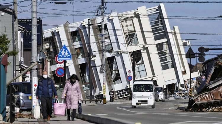 <p>17 kilometre derinlikte meydana gelen deprem, son 50 yıl içinde Japonya'da yaşanan en yıkıcı deprem olarak kayıtlara geçti.</p>
<p> </p>
